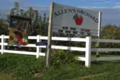 Allen's Orchard sign when entering the farm.